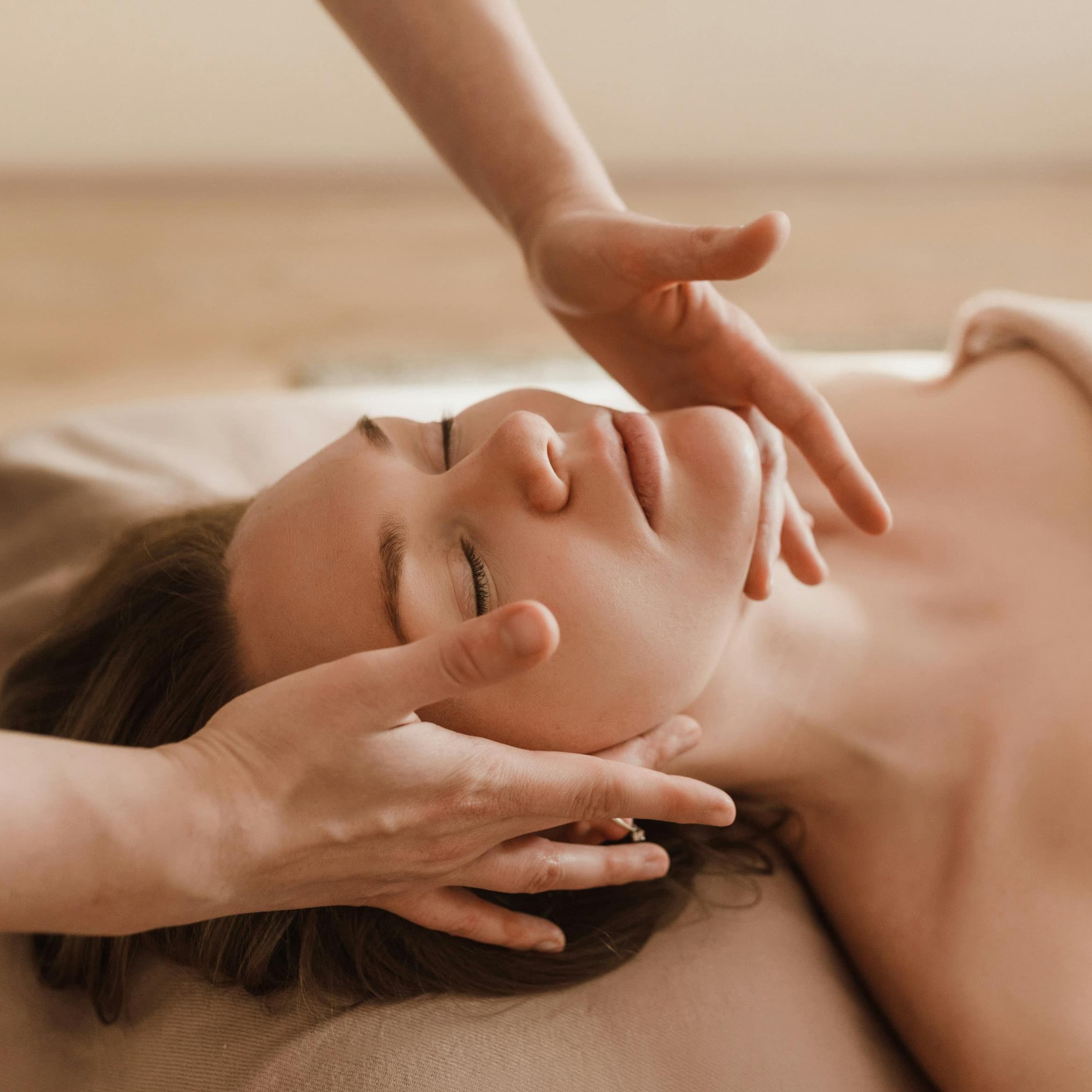 The AEDIT team covers The Secret Behind De-Puffing, Sculpting, and Glow: Lymphatic Drainage Explained.