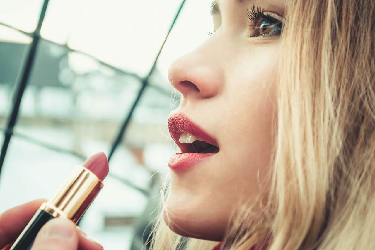 How To Apply Lipstick For A Perfect Pout
